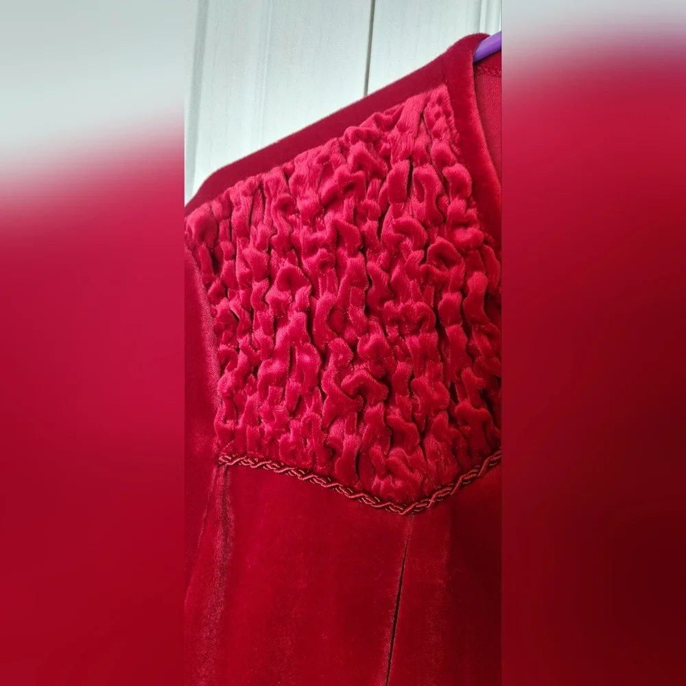 Vintage Delicates House Coat - Size Medium - 100% Polyester - Red Long Sleeve - Picture 3 of 8